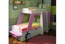 Кровать для двух детей с выдвижными ящиками и  шкафом для девочек
